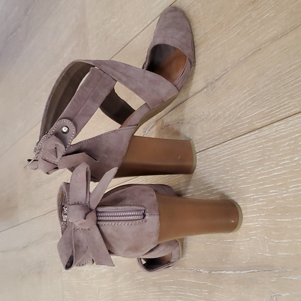 BRAND NEW adorable heels